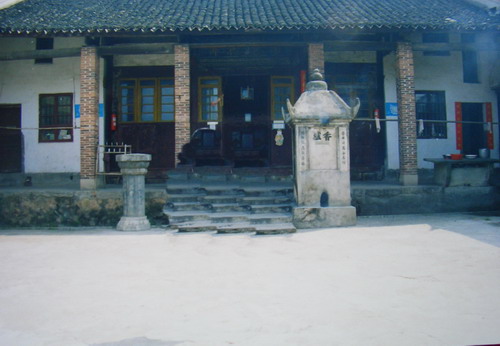 宝莲仙寺,位于湖南省隆回县西北邻近洞口,溆浦之白马山山顶