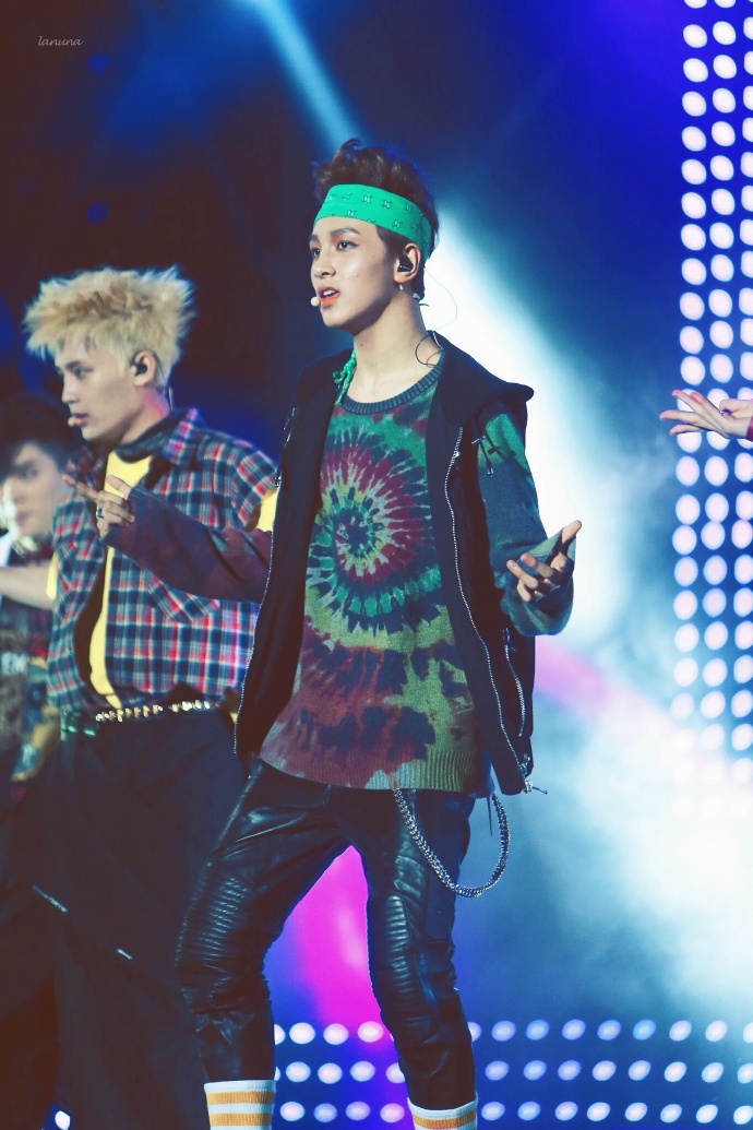  p data-id="gns08mzu3a">李东赫,艺名楷灿,2000年6月6日出生于首尔