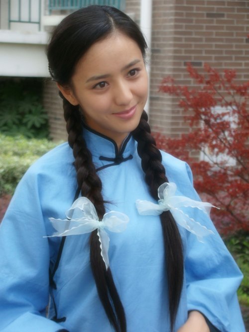  p>佟丽娅,1983年8月8日出生于新疆伊犁察布查尔,中国内地影视女演员