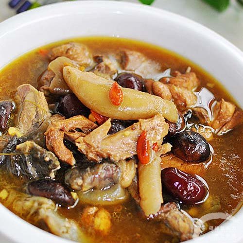  p>柴鸡焖野生甲鱼是一道以甲鱼,柴鸡为主要食材,香菇,枣(干),枸杞子