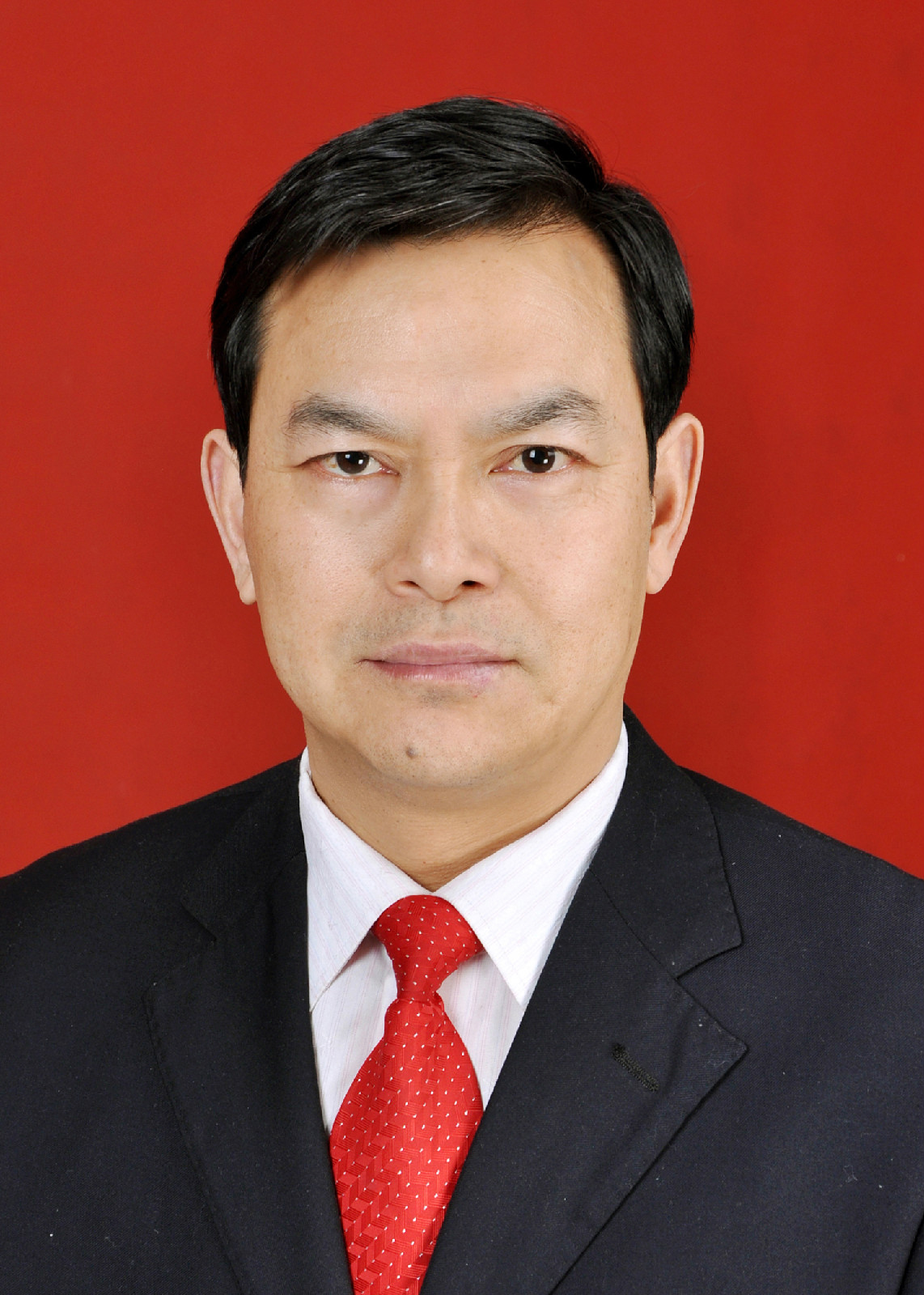 重庆市忠县永丰镇人,大学学历,现为县委教育工委书记,县教委主任,县