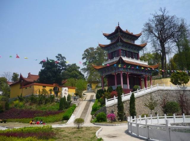  p>清泉寺,位于湖北省浠水县,寺东有泉水,出自石壁间,原有二泉,一名