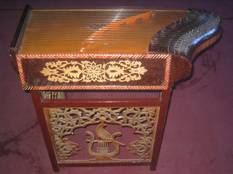  p>卡龙,维吾尔族弹弦乐器.曾称七十二弦琵琶,喀尔奈.