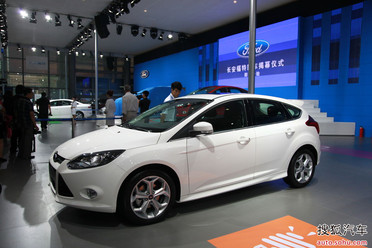  p>在车身外观造型上,福克斯两厢保留了许多设计线条,同时加入立体