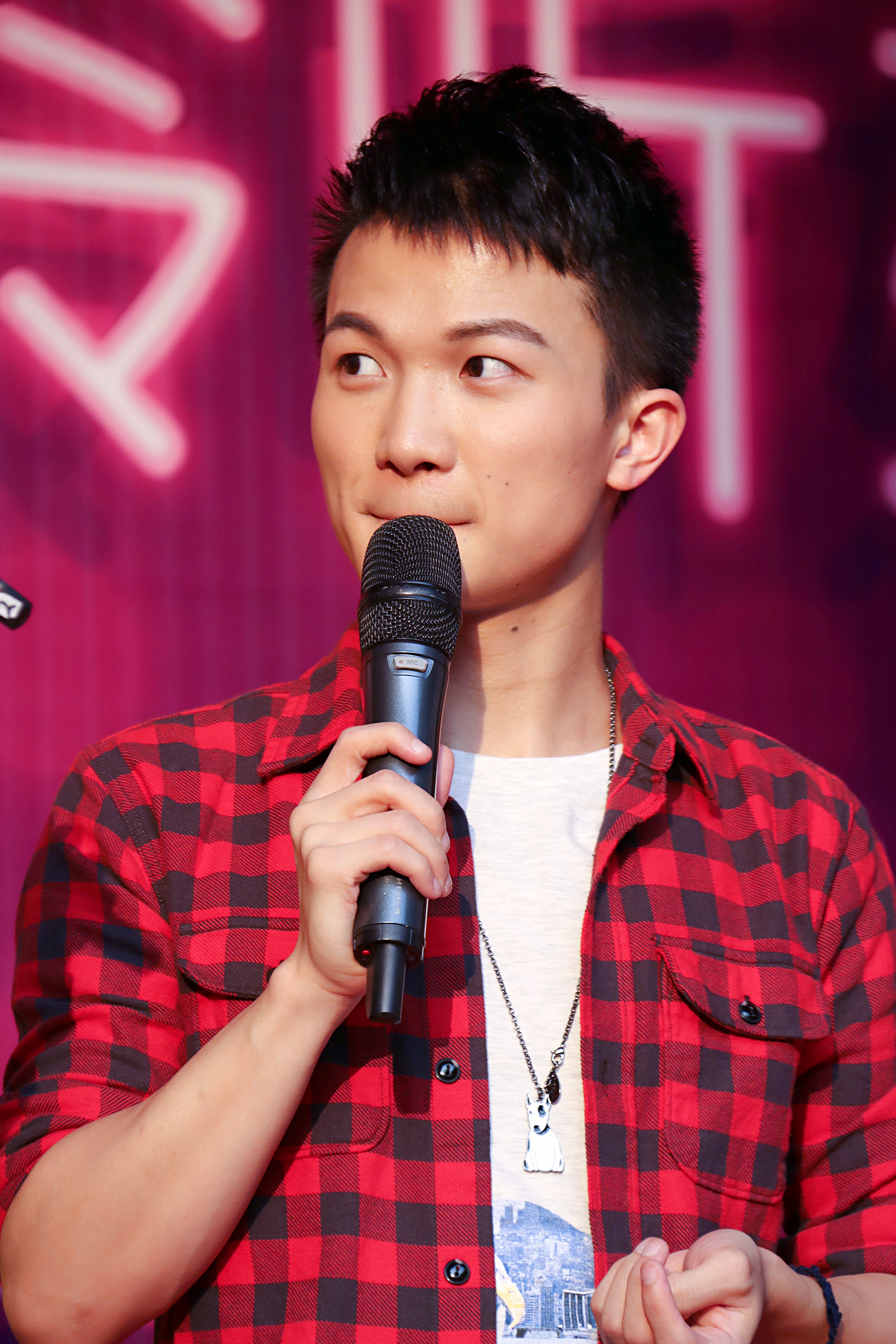  p>周深,1992年9月29日出生于湖南邵阳,长于贵州贵阳,中国内地男歌手