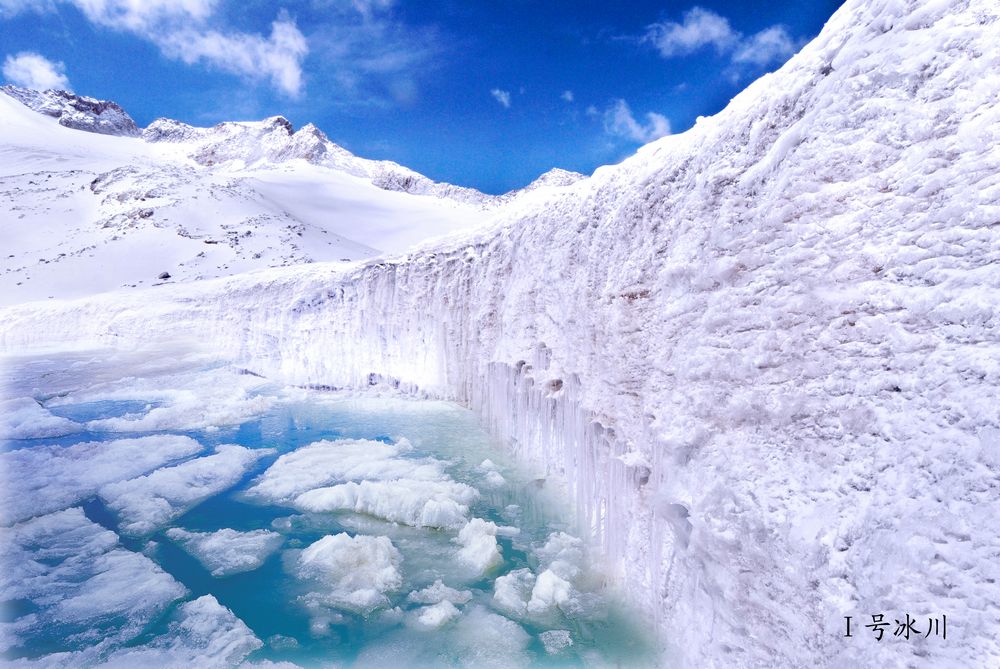  p>冰帽 .是一种规模比大陆冰盖小,外形与其相似,而穹形.