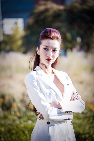 ,出生于湖南长沙,毕业于香港演艺学院,中国香港女