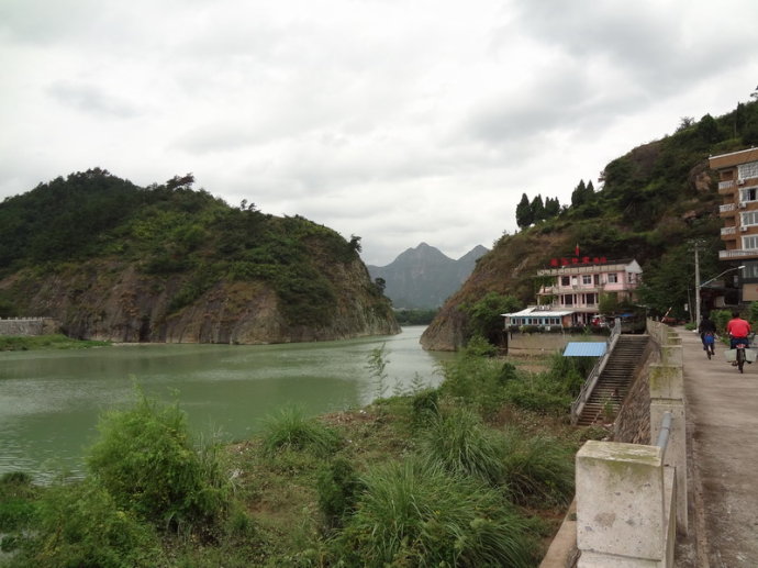  p>石门潭属于雁荡山景区,位于大荆镇西南约一公里处,那儿断崖削壁