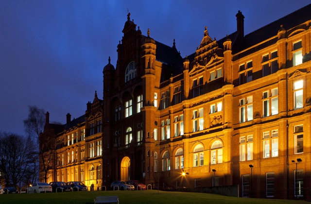  p data-id="go0htk4gel">索尔福德大学(university of salford)毗邻