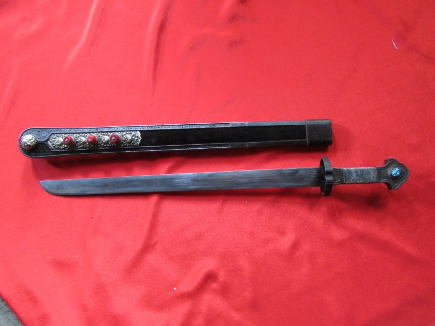  p>康巴藏刀系指四川西部甘孜州,西藏东部昌都地区出产的手工藏刀.