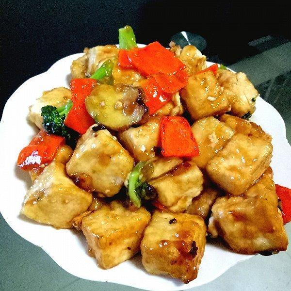  p>溜豆腐泡是用水豆腐,大红辣椒等材料制作的一道家常菜.