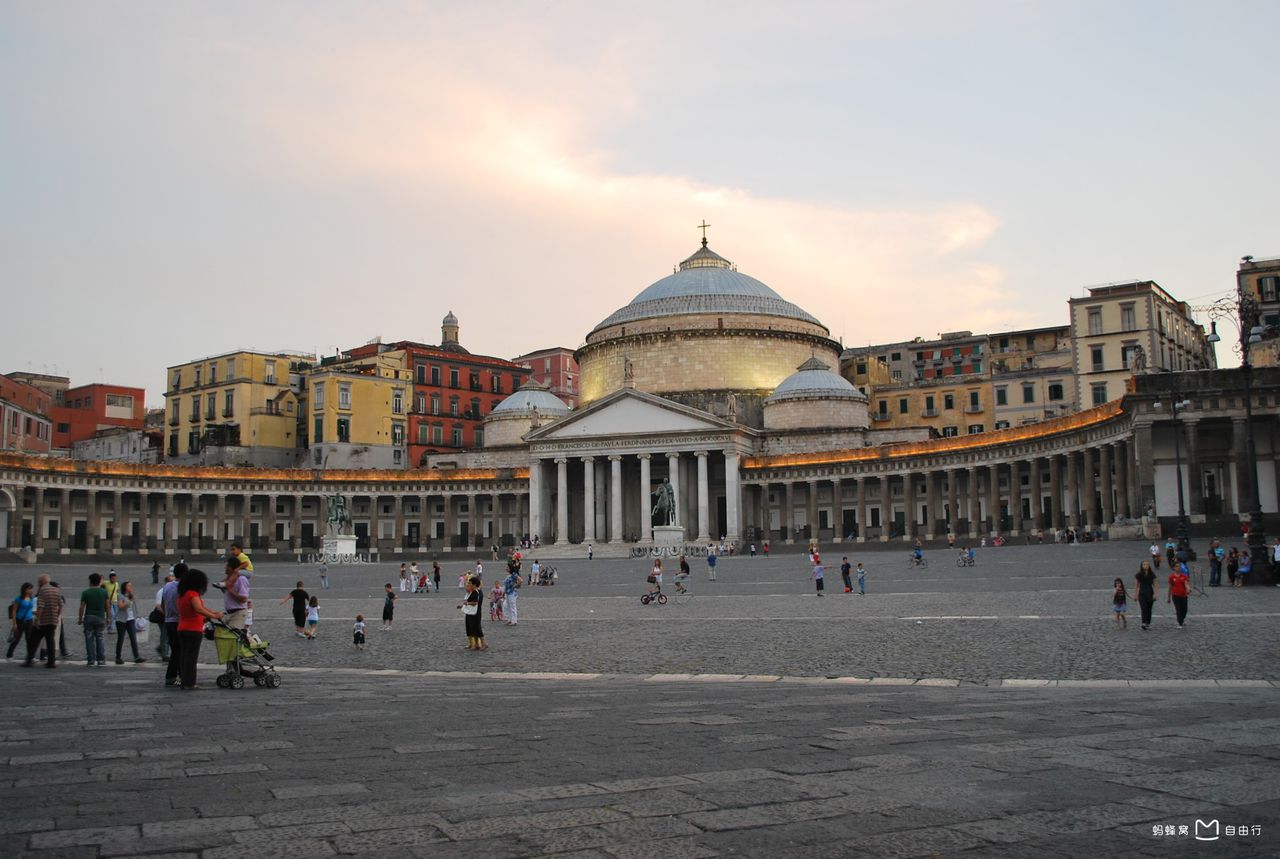  p>普雷比席特广场(piazza del plebiscito)位于那不勒斯市市中心,是