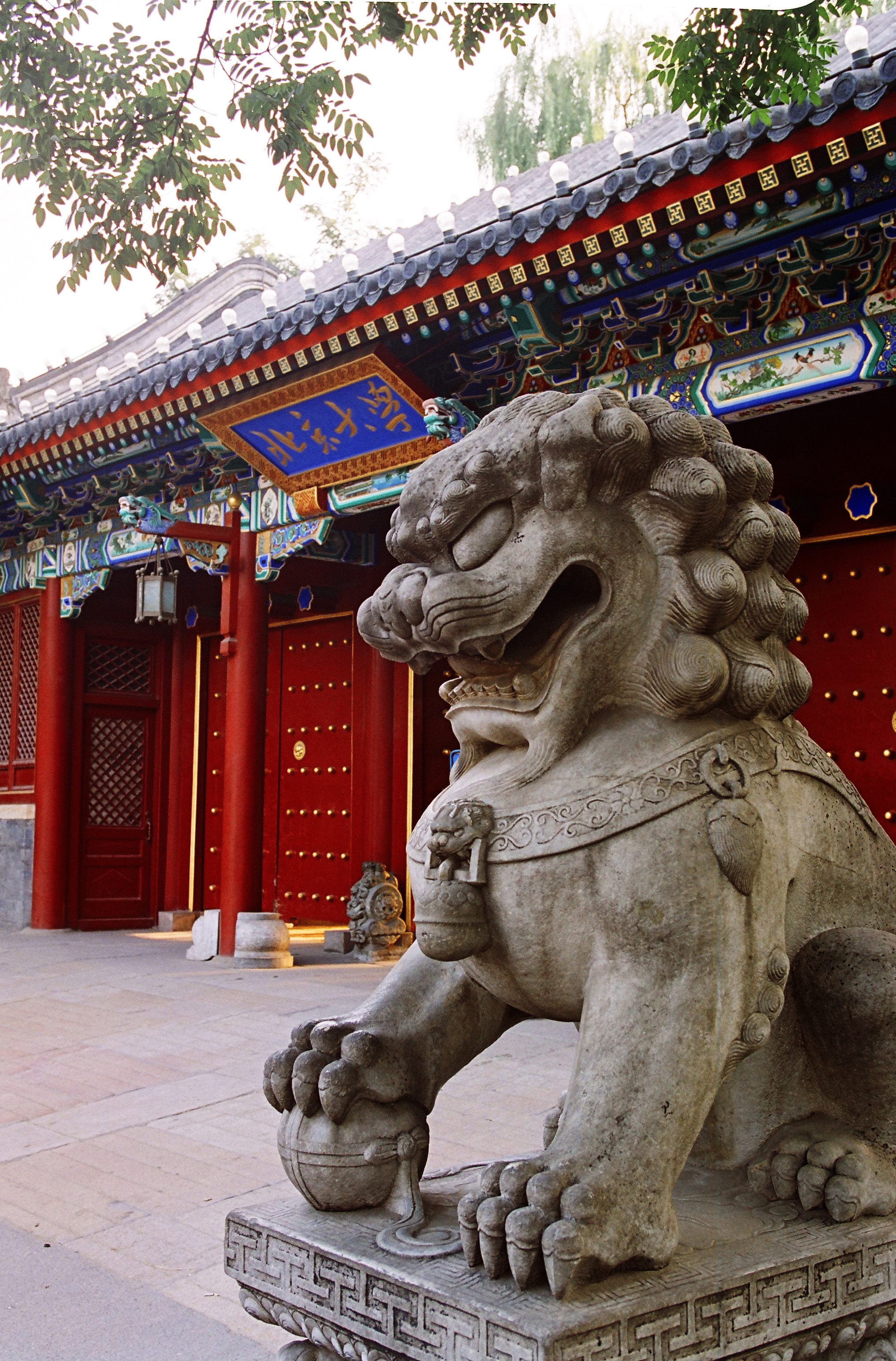 北京大学西大门