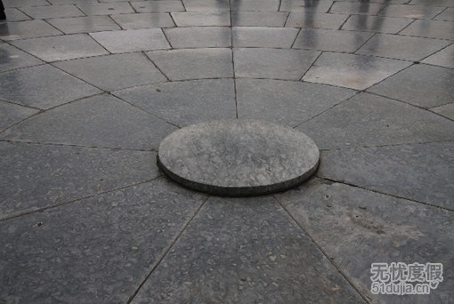  p data-id="gnwjn3sjk3">天心石,是天坛圜丘位于中心一块圆形 a