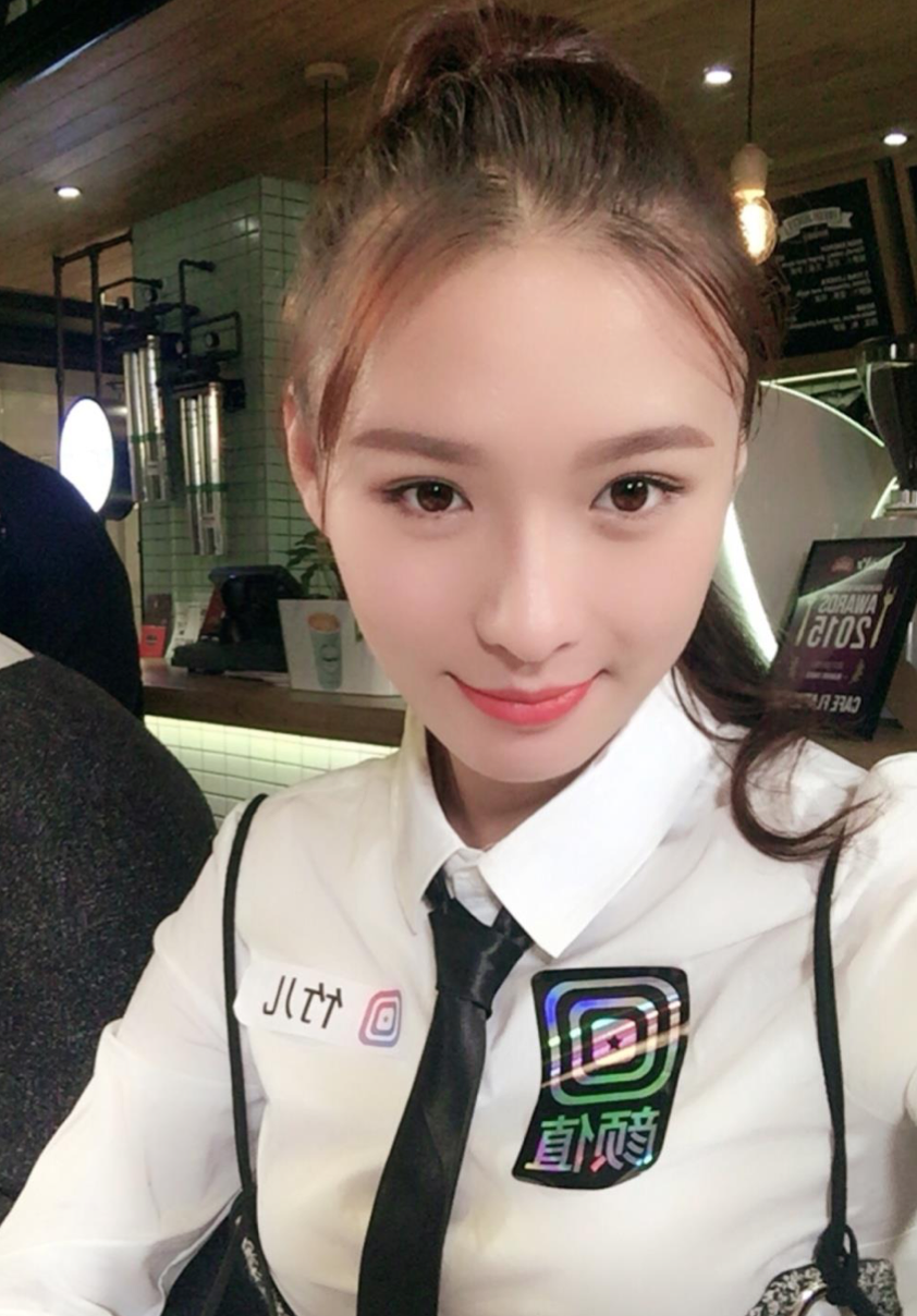 毕业于重庆艺术学院表演系,中国大陆新生代女演员,大美星空旗下艺人