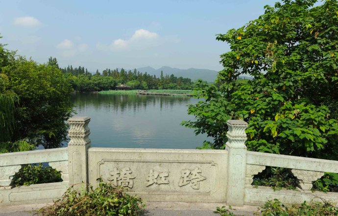  p data-id="gnapc34g3n">苏堤上共有六座桥,跨虹桥位于最北端,是在