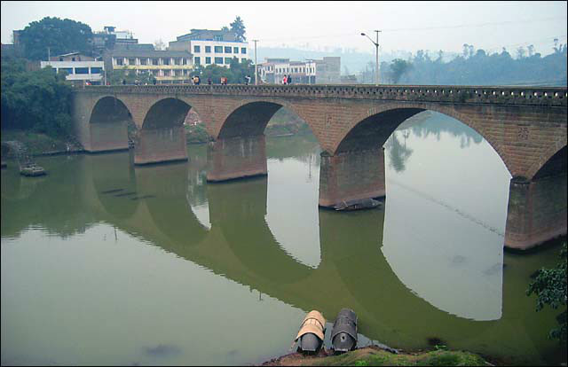  p>牛滩镇隶属四川省泸州市泸县,镇中心位置为北纬29°0856″,东经
