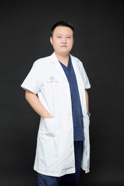  p>朱江(医生),男,是苏州市美立方医疗美容诊所医师. /p>