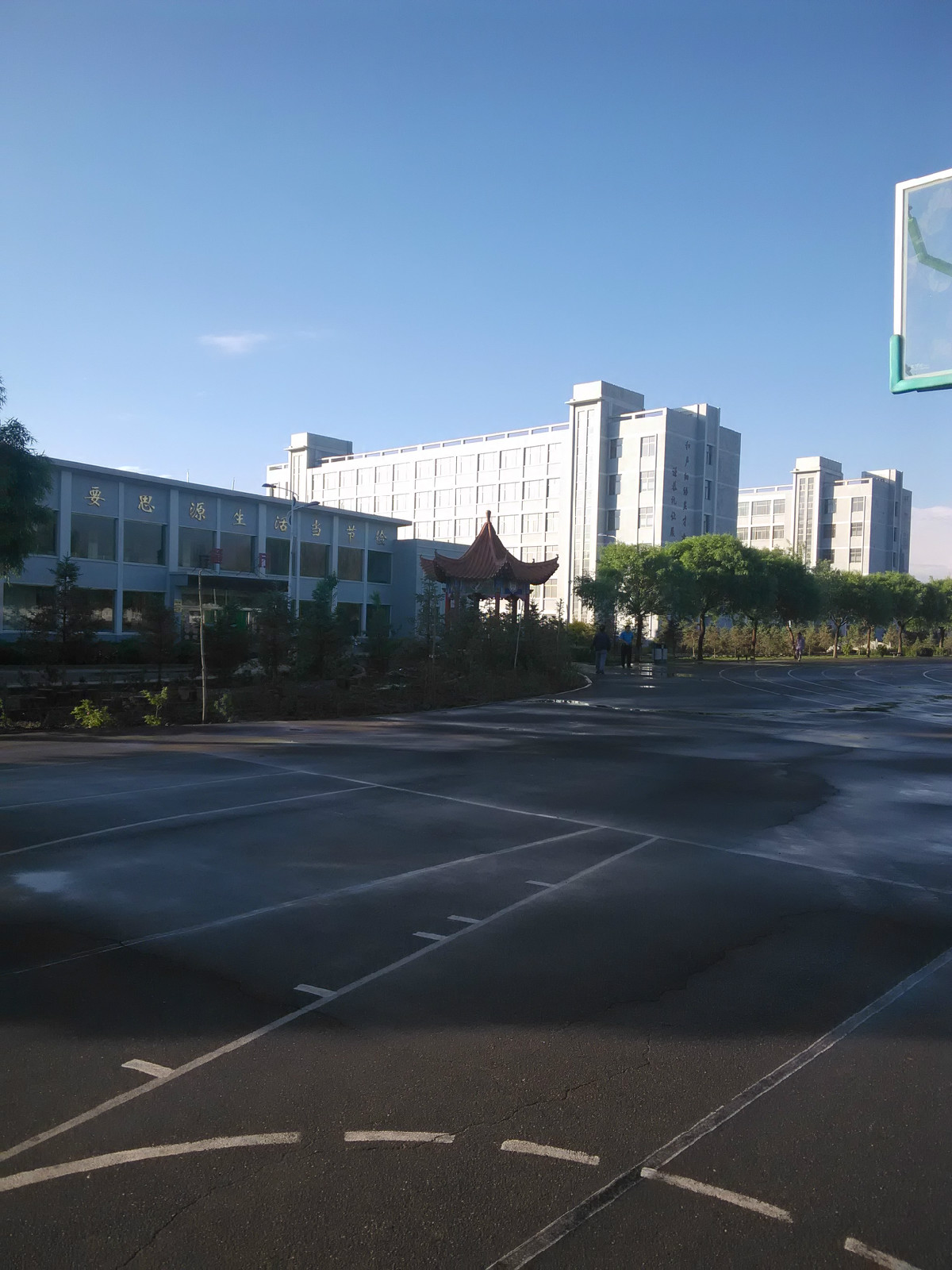  p>酒泉第四中学是新建的一所高标准,现代化九年一贯制寄宿制初中.