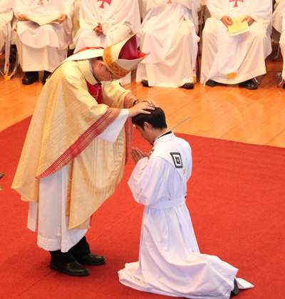  p data-id="gnwx72ge88">天主教把从修士,修生,执事晋升到神父的这一