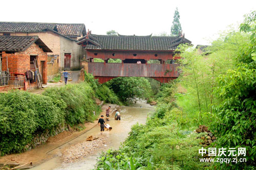  p>双门桥,坐落在浙江省庆元县松源镇大济村济溪上,系木拱廊桥,长11.