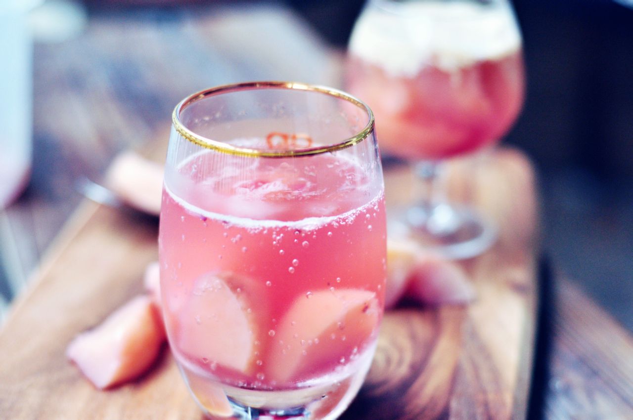  p data-id="t9hewm6wh9vy">蜜桃冰冰是以水蜜桃,柠檬汁为主料的饮品.