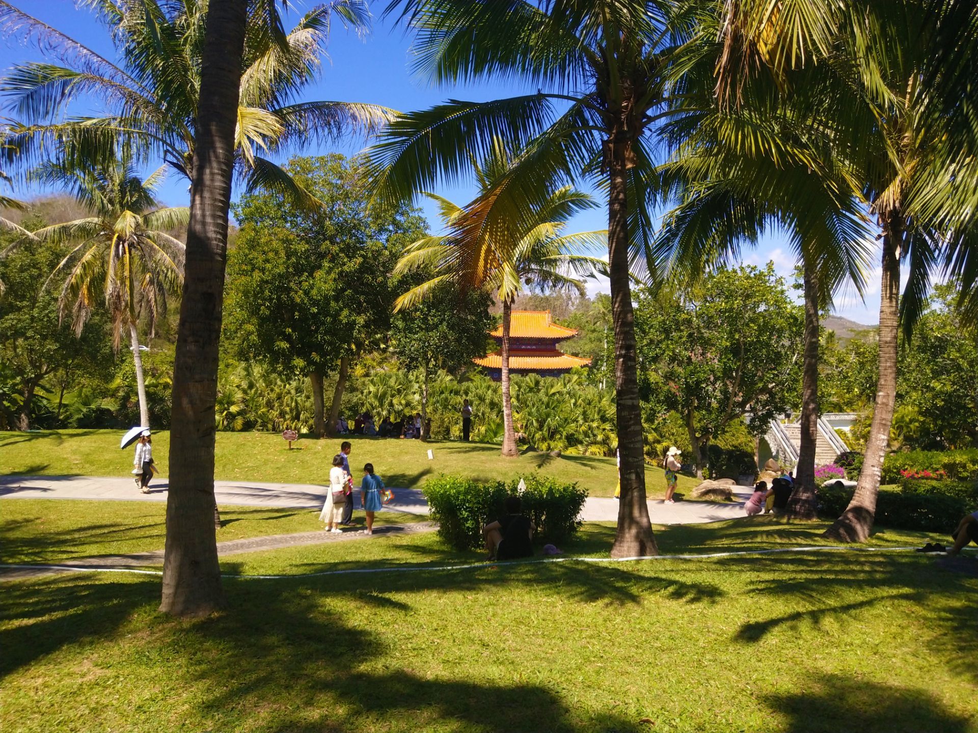 data-lemmaid="9374780">三亚市 /a>西南40公里处,是中国最南端的山