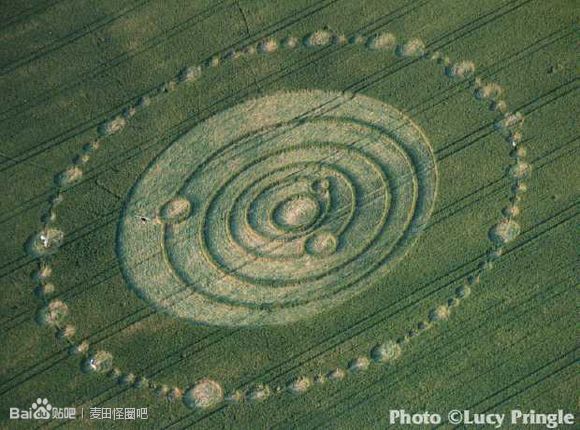  p>麦田怪圈( i>crop circle /i>),是指在麦田或其它田地上,通过某种