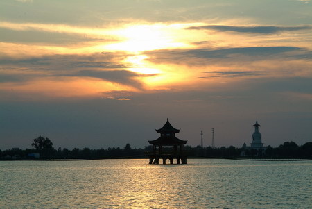 颍上南湖公园主要景点有世界风光,锦绣中华,水上动物园,游乐场等