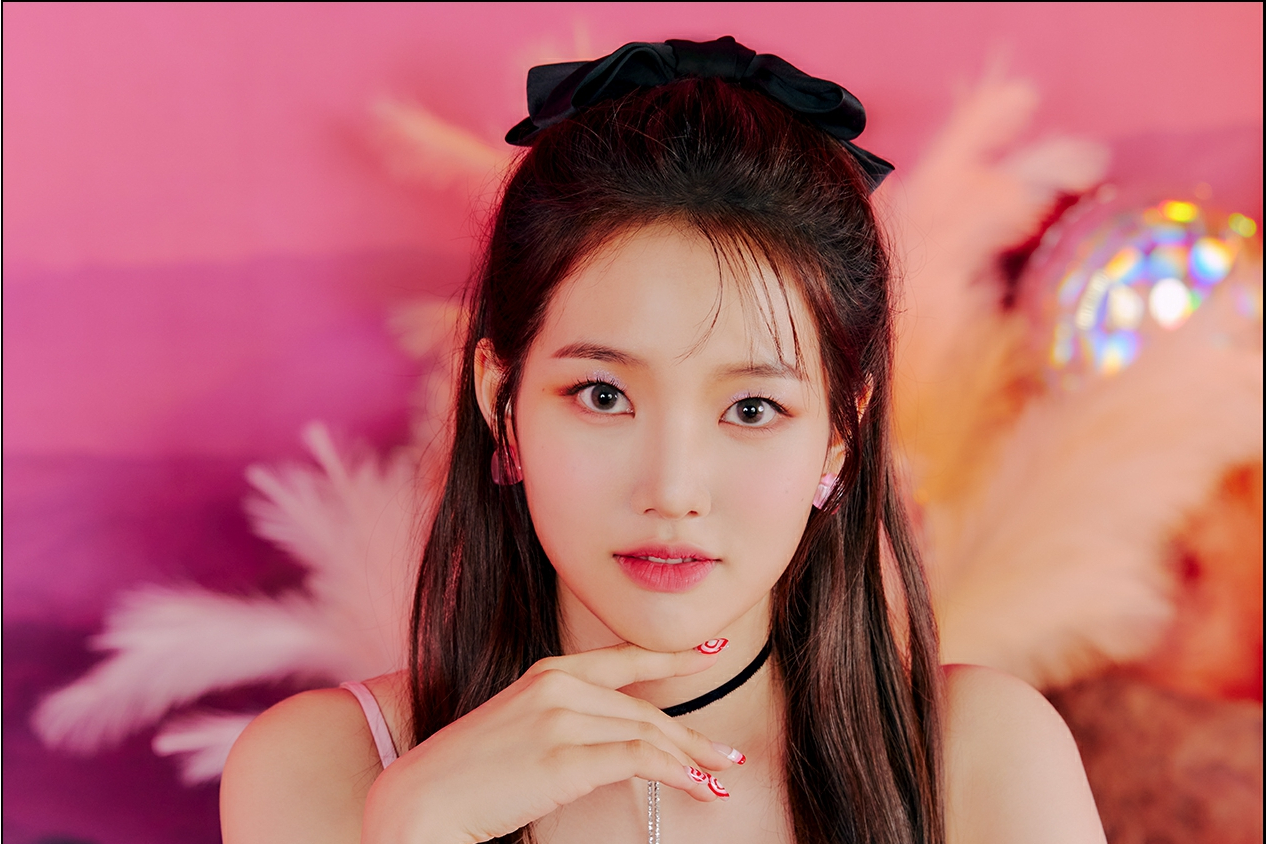 2001年12月12日出生于韩国首尔特别市松坡区,韩国流行乐女歌手,韩国