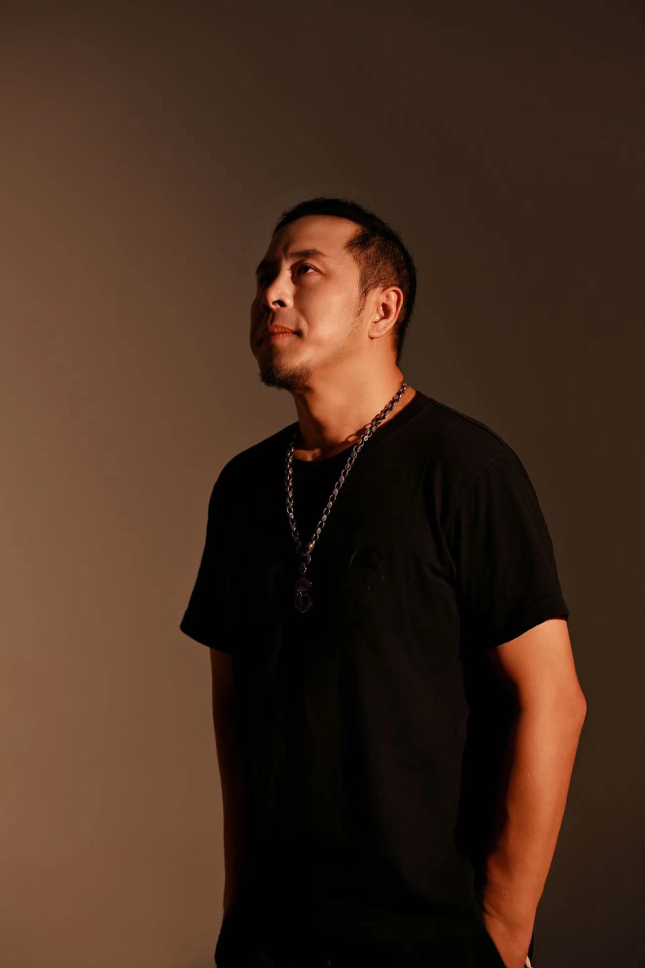  p data-id="gnwlzz2gr9">杨震,内地男歌手,辽宁抚顺人,出生于1983年2