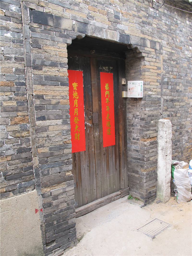 占地面积450平方米,建筑面积270平方米.建筑坐北朝南,大门南向.