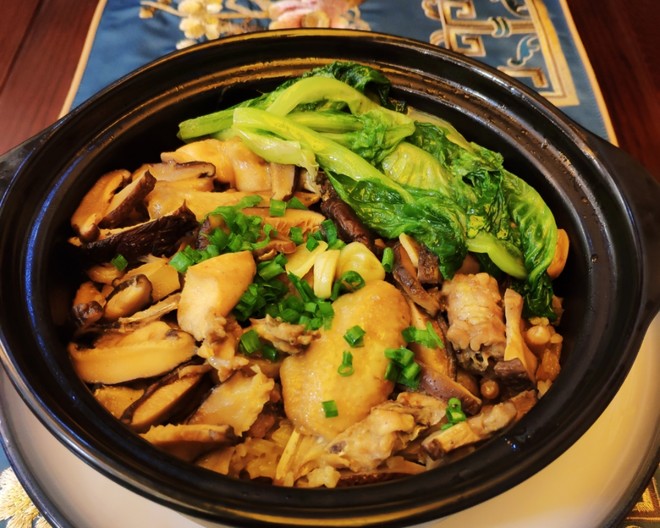 香菇滑鸡煲仔饭