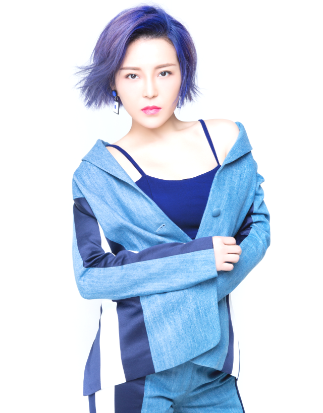  p>崔子格(queena),6月25日出生于新疆乌鲁木齐,中国内地流行女歌手