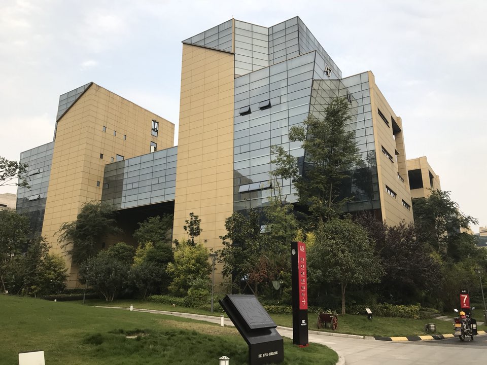  p>新天泽国际总部城位于重庆市南岸茶园新区,由 a target="_blank"