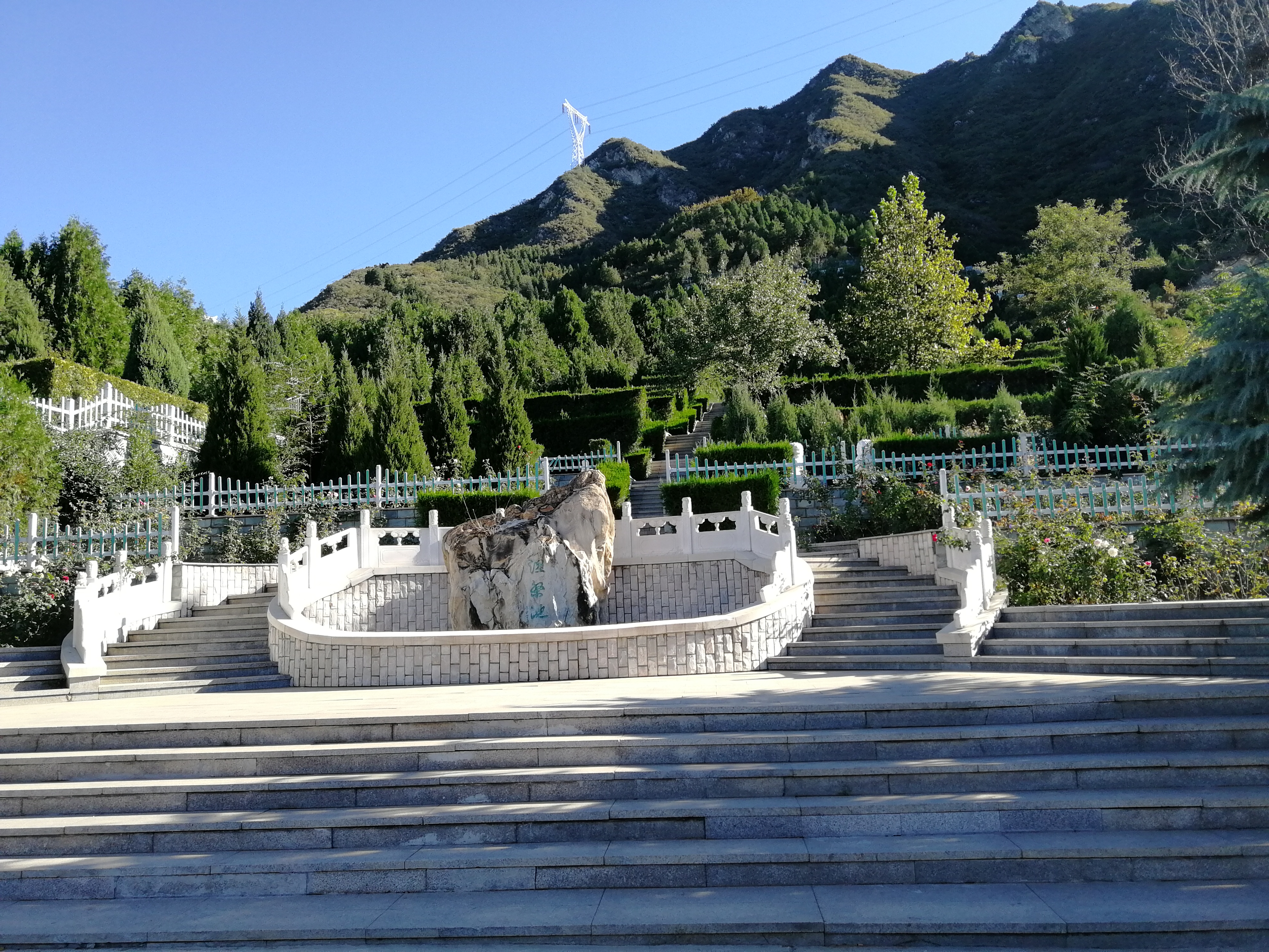 2000年组织筹建的大型可经营性陵园,从地理环境来讲景仰园与十三陵是