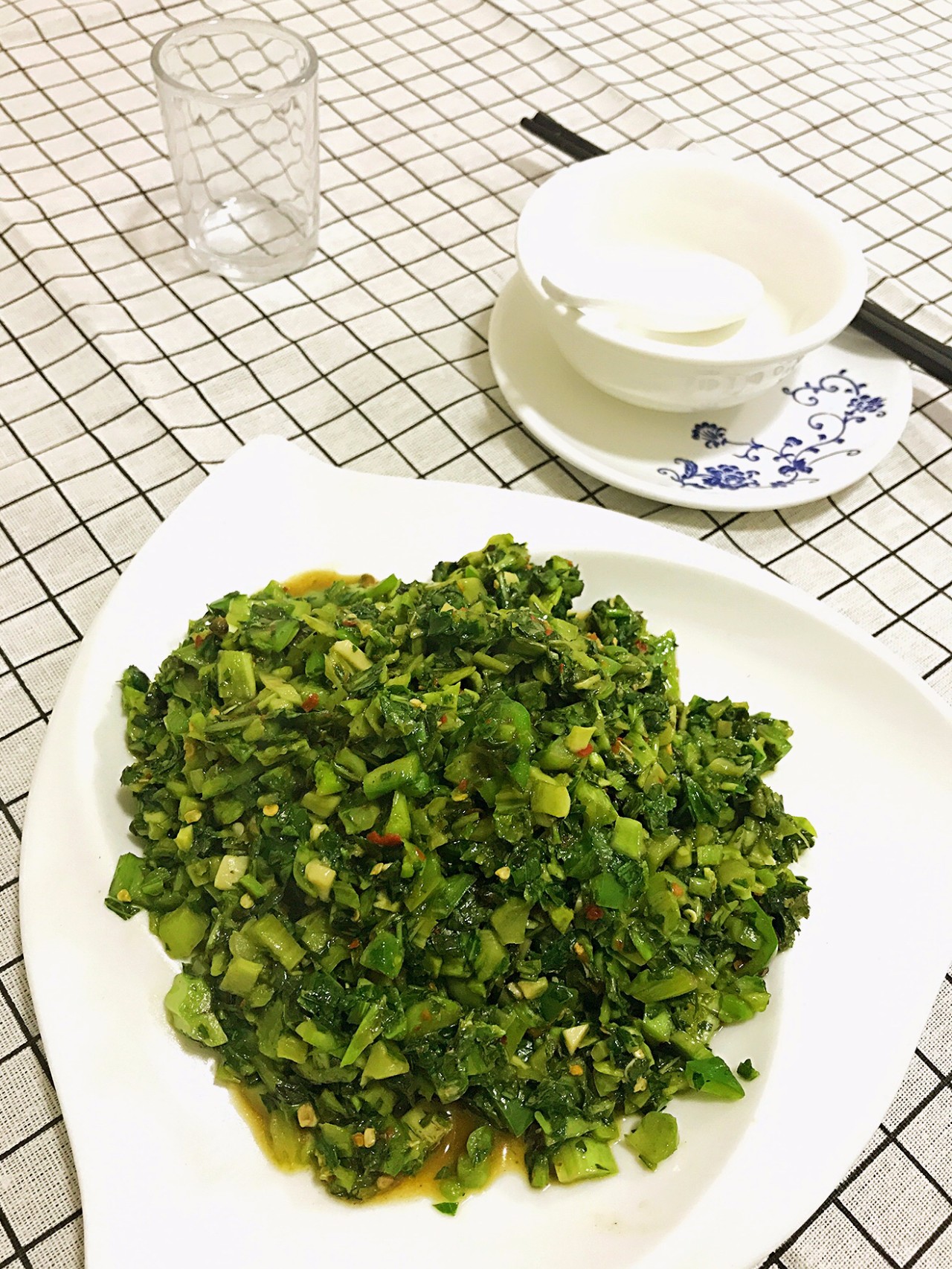 就是用本地的芥菜芯,晾干,切断,沸水漉,捂一晚而成的.