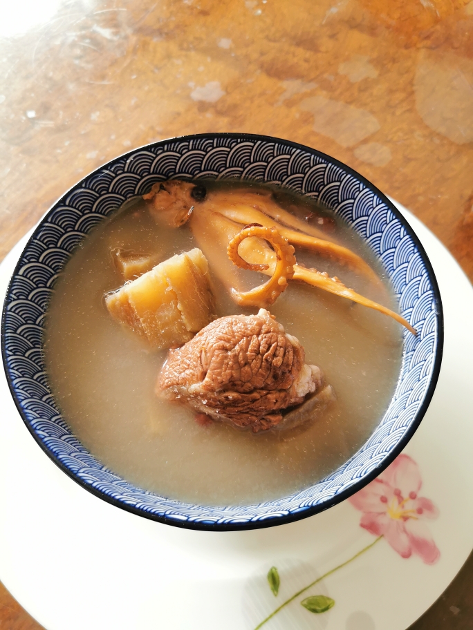  p>粉葛猪骨汤是一道传统的 a href="#" data-lemmaid="1243238">药膳