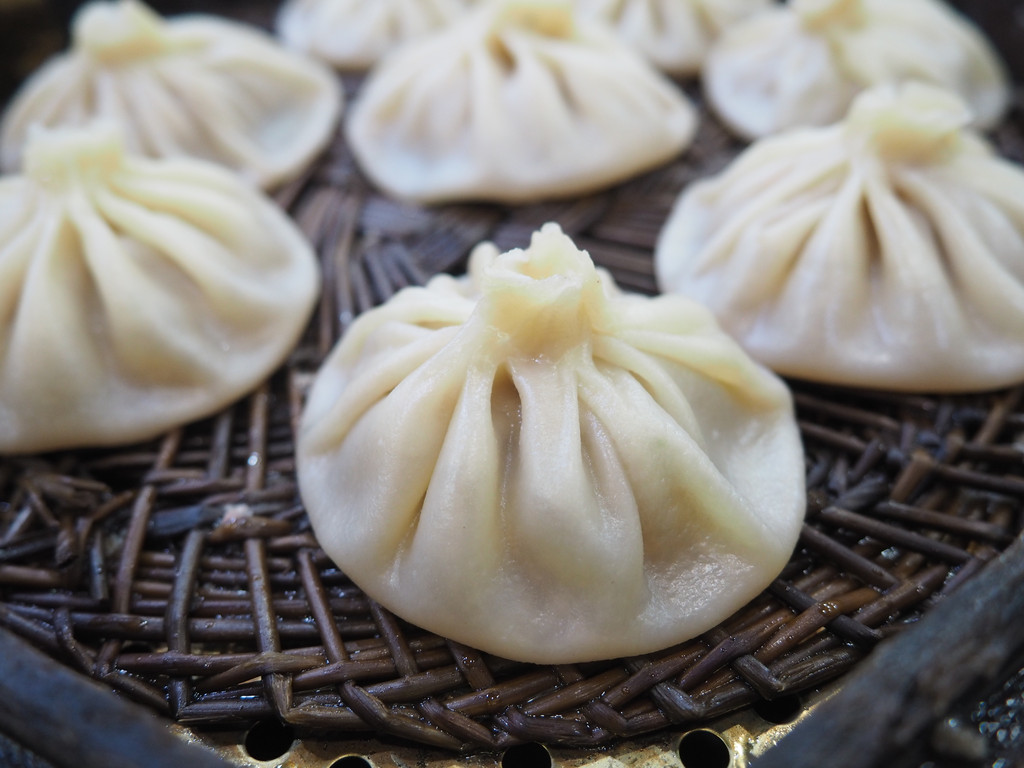  p>贾三灌汤包子是陕西省西安市的一道传统小吃,属于陕菜系;该菜品是