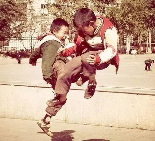  p>一个名为《史上最牛小孩打架》的视频在各大视频网站上居点击率榜