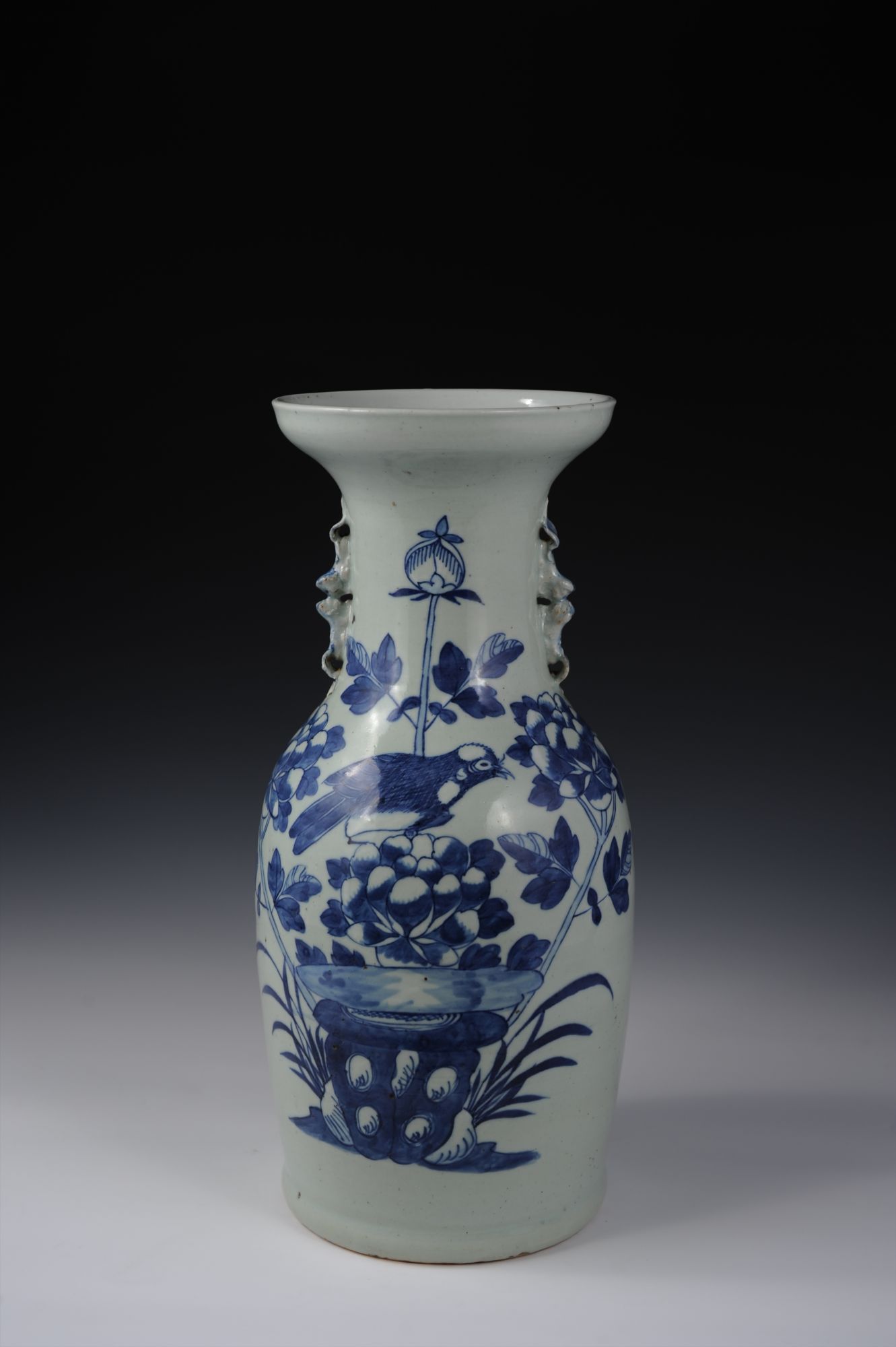 清代青花花鸟纹双耳瓷瓶