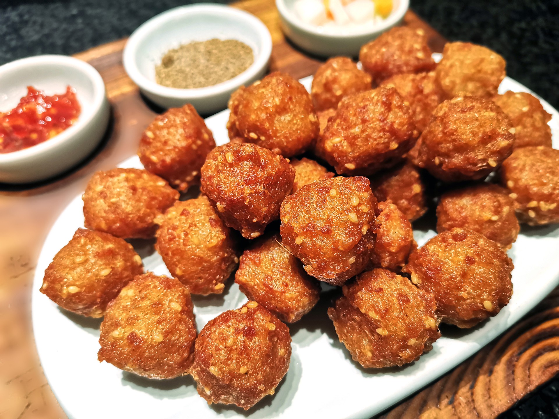  p>炸丸子包含肉和菌菇,好吃又营养,经过油炸,外酥里嫩,肉香四溢. /p>