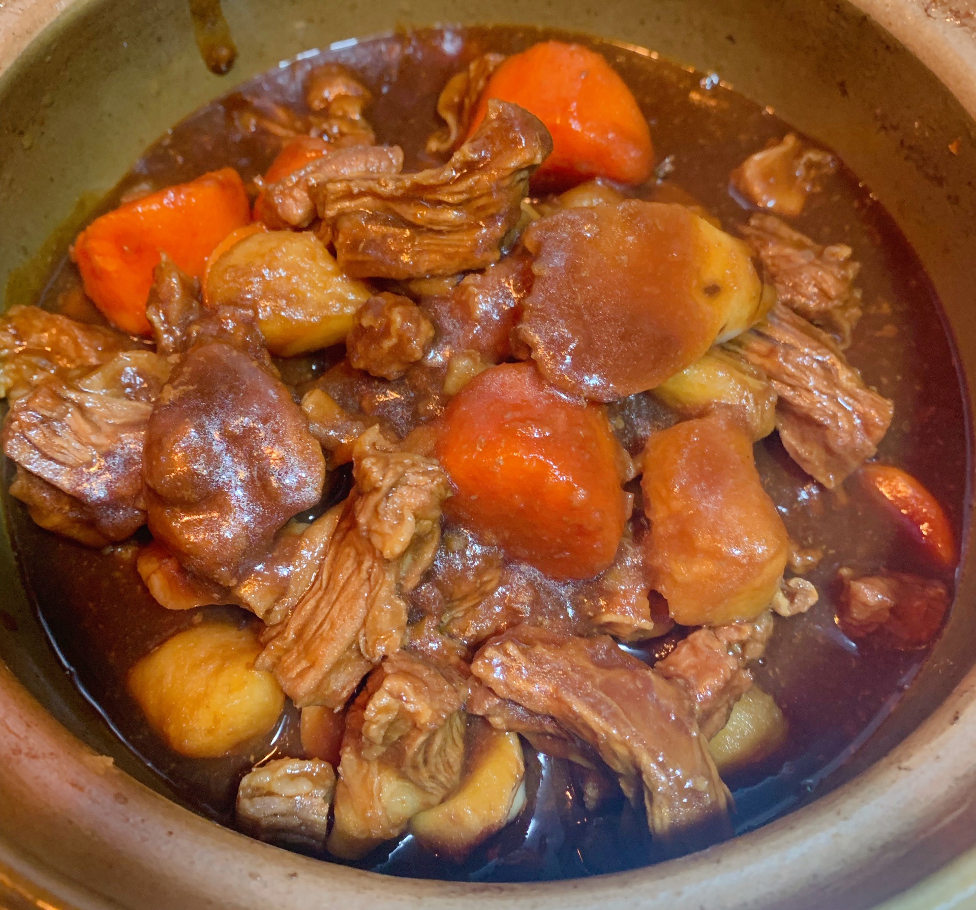  p>土豆胡萝卜炖牛腩是一道家常菜,主要食材包括土豆,胡萝卜,牛腩等.