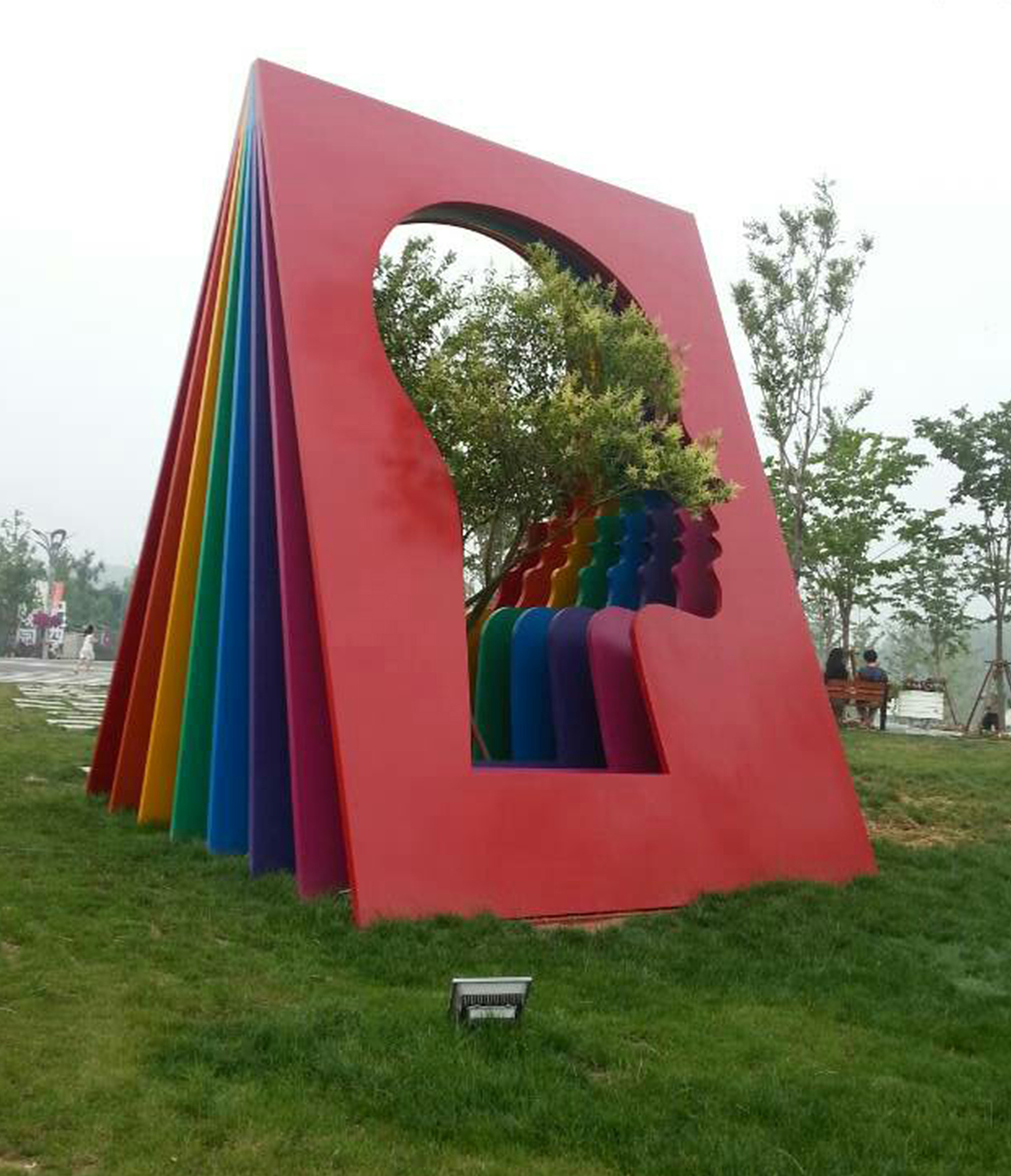 此雕塑以生态的手法结合空间中色彩的巧妙运用,将一棵树融入雕塑,表达