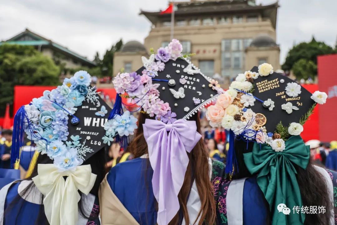 中式学位服“难产”之谜：是舶来品吹不出中国风，还是来风太多难_百科TA说