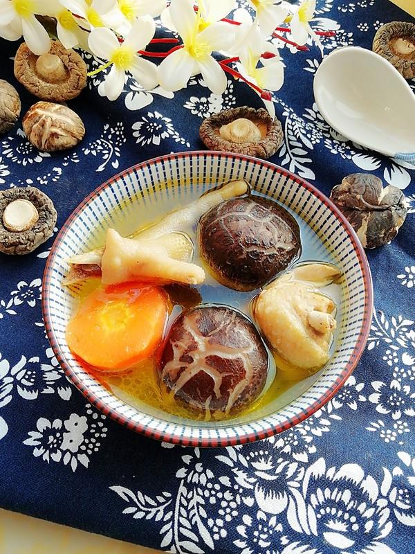  p>花菇炖鸡汤是一款汤品,制作原料主要有鸡,花菇等. /p>