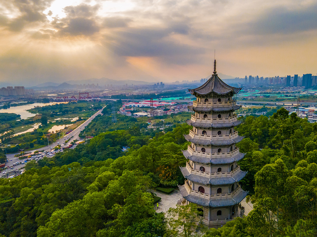  p>龙文塔位于福建省漳州市龙文区步文镇鹤鸣山,是 a target="_blank"