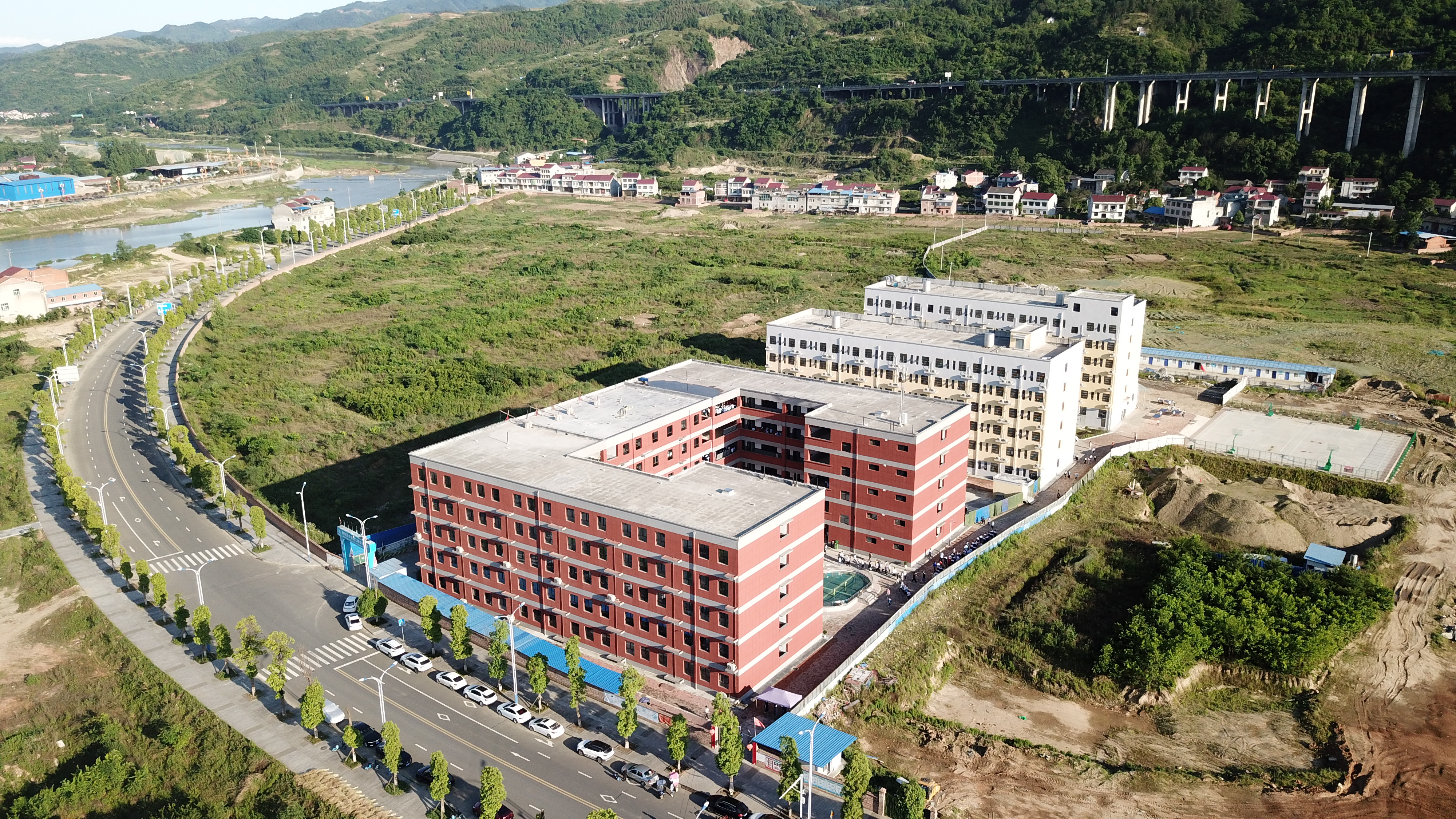  p> b>汉滨区鸿志初级中学 /b>是2004年经 a target="_blank" href="