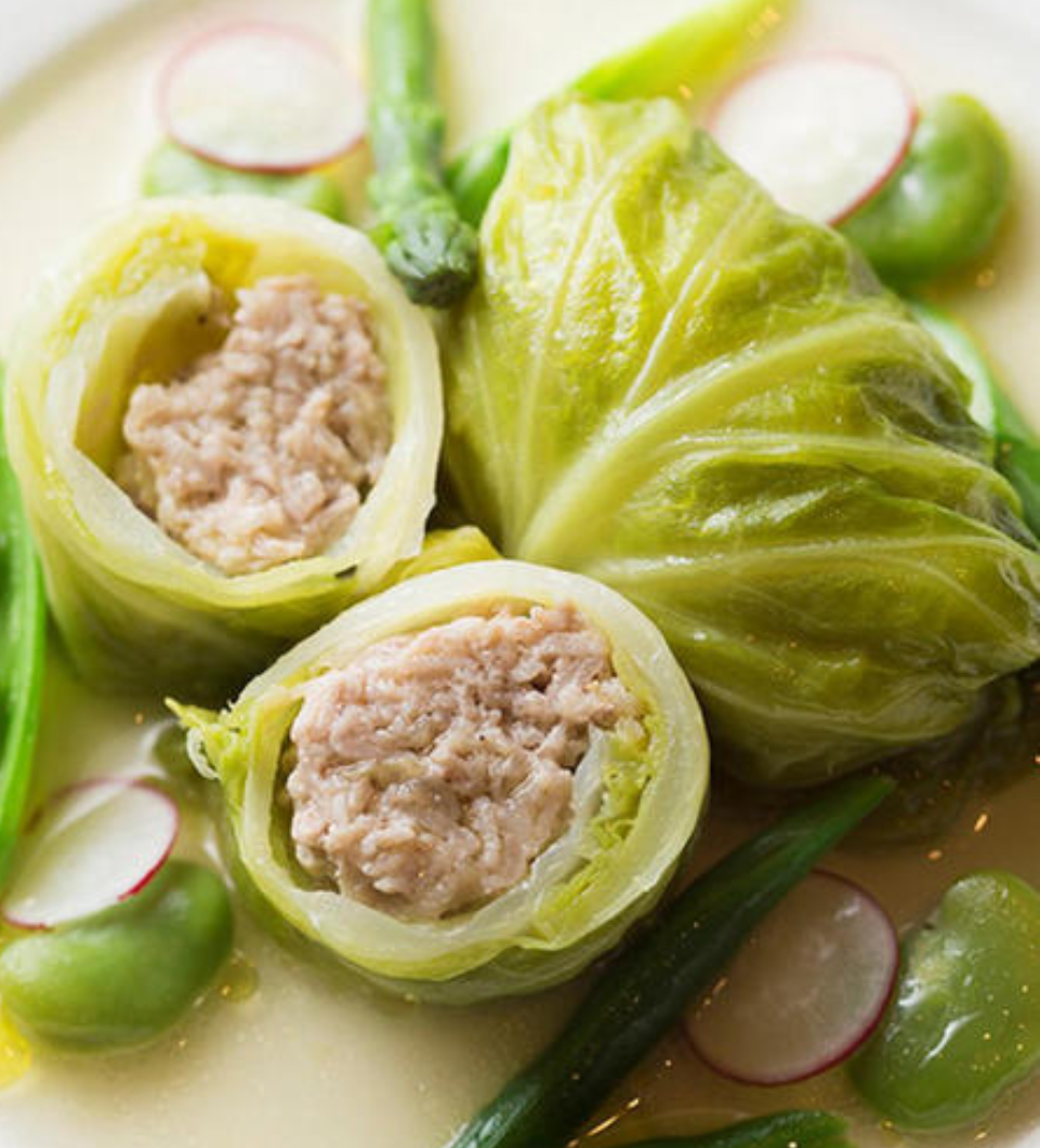 原料有卷心菜大叶20片,牛肉末500克,面粉50克,葱头末100克,大蒜末25克