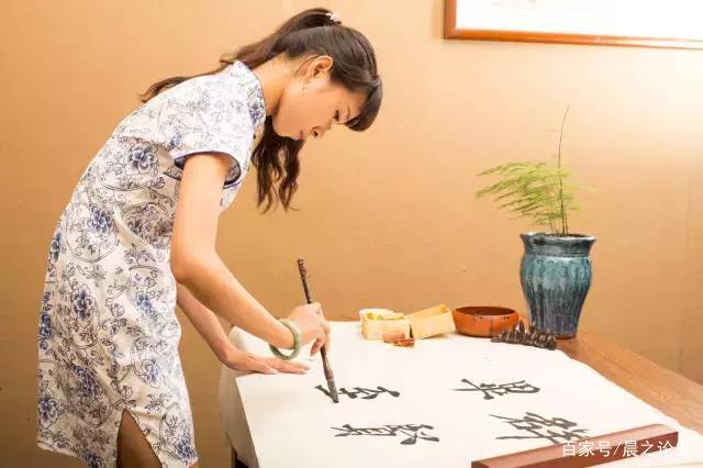 五字执笔法 为什么会从 腕平指聚 发展成 腕竖指散 百科ta说